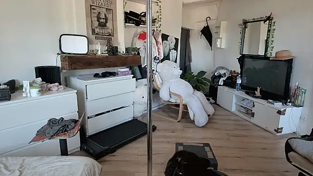 Snapshot of CeriseLapine chatting on 10-22-25, 11:10 CeriseLapine online show from 10-22-25, 11:10