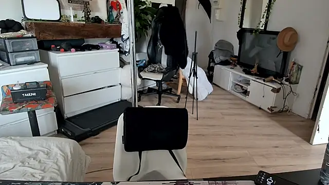 Snapshot of CeriseLapine chatting on 11-11-25, 01:44 CeriseLapine online show from 11-11-25, 01:44