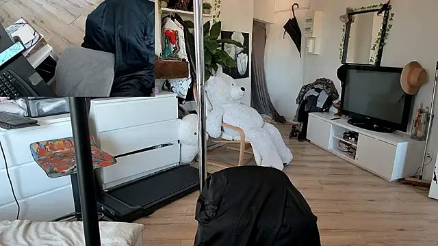 Snapshot of CeriseLapine chatting on 11-18-25, 12:53 CeriseLapine online show from 11-18-25, 12:53