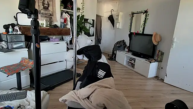 Snapshot of CeriseLapine chatting on 11-20-25, 02:50 CeriseLapine online show from 11-20-25, 02:50