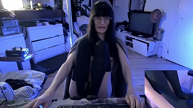 Snapshot of CeriseLapine chatting on 12-14-25, 08:35 CeriseLapine online show from 12-14-25, 08:35