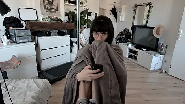 Snapshot of CeriseLapine chatting on 12-17-25, 10:54 CeriseLapine online show from 12-17-25, 10:54