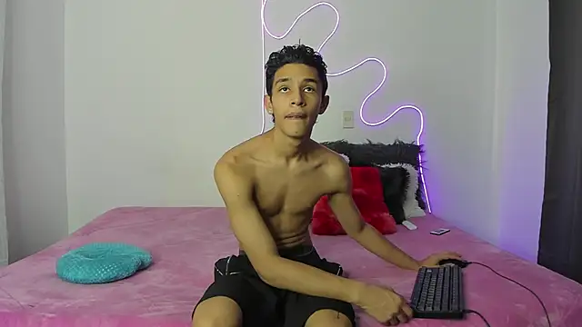 Snapshot of evanscollins chatting on 12-01-24, 09:04 evanscollins online show from 12-01-24, 09:04