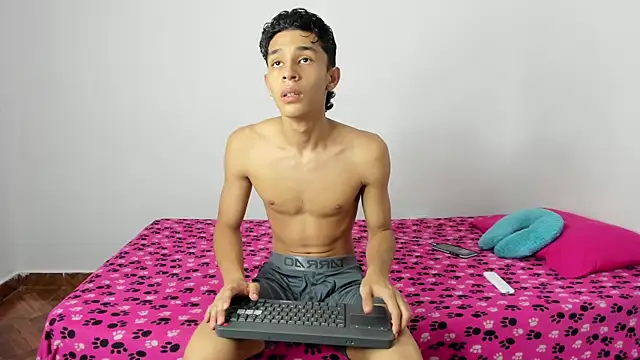 Snapshot of evanscollins chatting on 01-11-25, 12:01 evanscollins online show from 01-11-25, 12:01