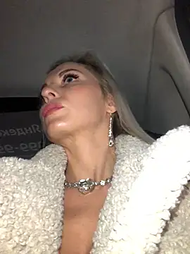 Diamond Bunny  online show from 12-20-24, 02:38