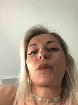 Diamond Bunny  online show from 03-02-25, 01:49