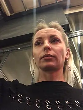 Diamond Bunny  online show from 03-21-25, 04:51