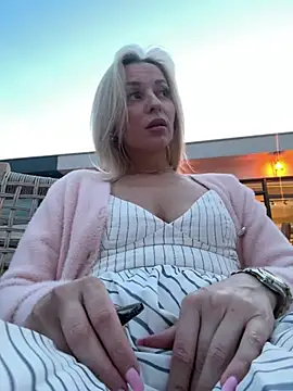 Diamond Bunny  online show from 04-26-26, 04:48