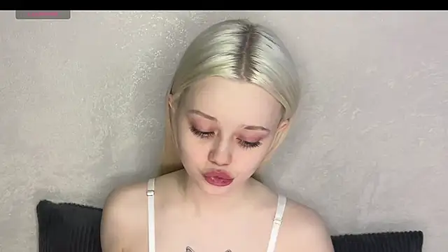 Snapshot of SusieEvans chatting on 12-14-24, 02:21 SusieEvans online show from 12-14-24, 02:21