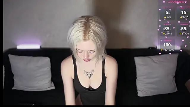 Snapshot of SusieEvans chatting on 10-14-25, 05:14 SusieEvans online show from 10-14-25, 05:14