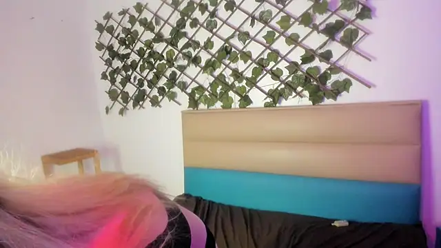 Cloe five online show from 12-23-24, 03:44