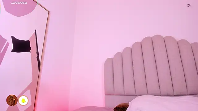 Snapshot of Nikki_Angel_ chatting on 02-14-26, 06:59 Nikki Angel online show from 02-14-26, 06:59