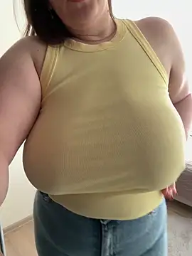 Snapshot of Your_Hot_Sister01 chatting on 03-08-25, 08:33 Your Hot Sister01 online show from 03-08-25, 08:33