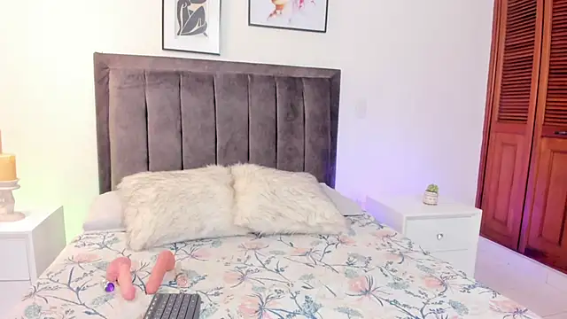 Snapshot of Sophia_Clark8 chatting on 02-11-25, 07:48 Sophia Clark8 online show from 02-11-25, 07:48