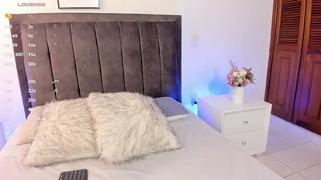 Snapshot of Sophia_Clark8 chatting on 09-23-25, 07:50 Sophia Clark8 online show from 09-23-25, 07:50