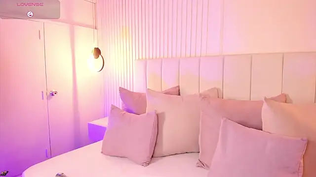 natali henao online show from 10-10-25, 10:20