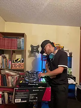 kmilo2405 online show from 06-14-26, 08:05