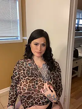 Snapshot of TexasTattooedHouseWife chatting on 02-21-25, 06:48 TexasTattooedHouseWife online show from 02-21-25, 06:48