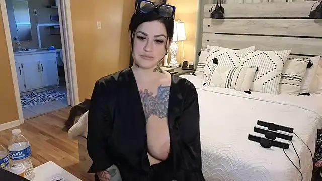 Snapshot of TexasTattooedHouseWife chatting on 03-12-25, 09:45 TexasTattooedHouseWife online show from 03-12-25, 09:45