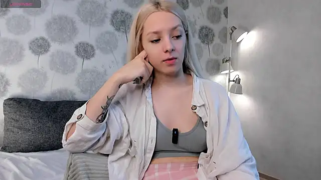 Snapshot of EngelFugler chatting on 02-18-25, 11:33 EngelFugler online show from 02-18-25, 11:33