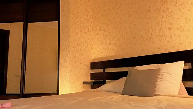 Sweet Paradox online show from 12-02-25, 01:22