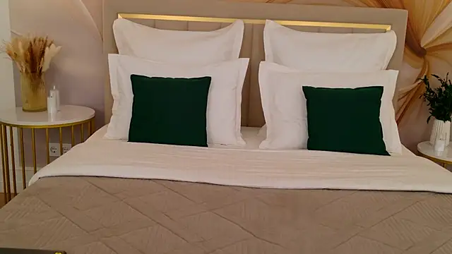 milaleoneli online show from 04-17-26, 02:42