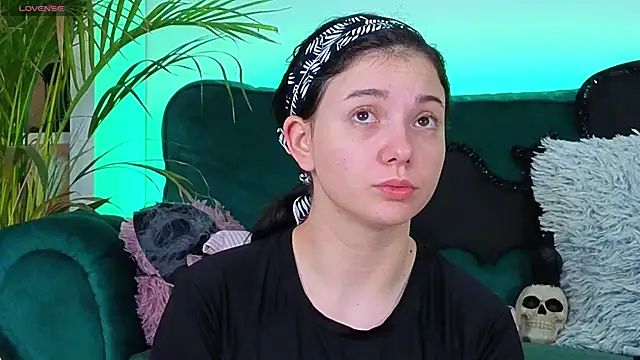 Snapshot of AveryWillow chatting on 11-01-25, 04:58 AveryWillow online show from 11-01-25, 04:58