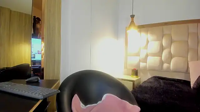 Snapshot of Selenecollins chatting on 11-11-25, 12:49 Selenecollins online show from 11-11-25, 12:49