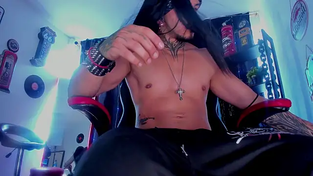 Snapshot of the_beast_master_ chatting on 11-17-25, 09:42 the beast master online show from 11-17-25, 09:42