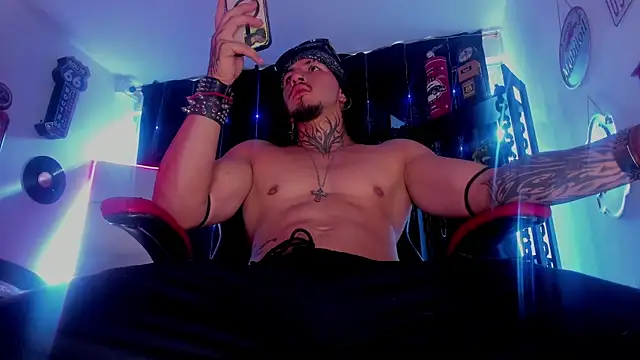 Snapshot of the_beast_master_ chatting on 11-19-25, 08:09 the beast master online show from 11-19-25, 08:09