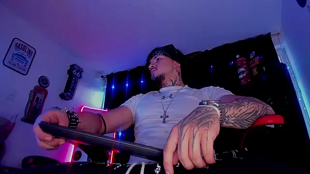 Snapshot of the_beast_master_ chatting on 11-21-25, 10:19 the beast master online show from 11-21-25, 10:19