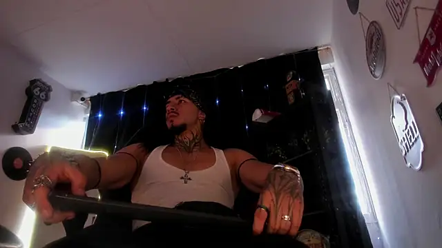 Snapshot of the_beast_master_ chatting on 11-22-25, 08:52 the beast master online show from 11-22-25, 08:52