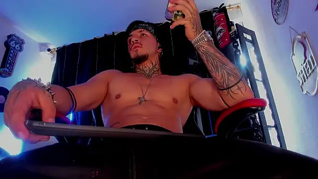 Snapshot of the_beast_master_ chatting on 12-02-25, 07:42 the beast master online show from 12-02-25, 07:42