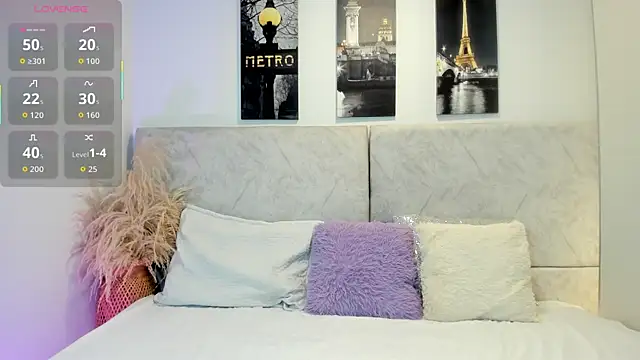 naomiii   online show from 04-18-26, 11:47