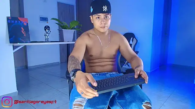 Snapshot of SantiagoReyesFtt chatting on 06-25-26, 04:45 SantiagoReyesFtt online show from 06-25-26, 04:45