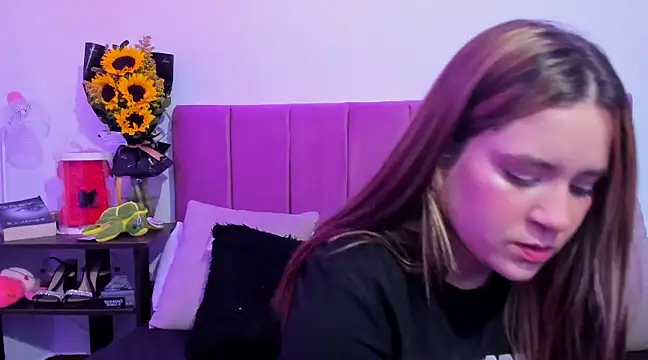 Snapshot of EmmyGray chatting on 12-10-24, 03:30 EmmyGray online show from 12-10-24, 03:30