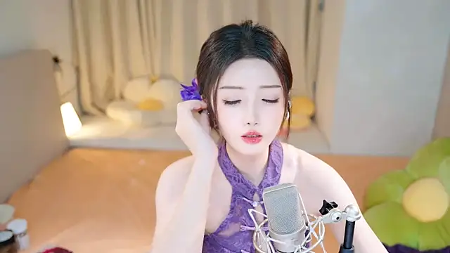 Snapshot of Eimile chatting on 12-12-24, 06:21 Eimile online show from 12-12-24, 06:21