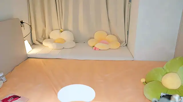 Snapshot of Eimile chatting on 12-16-24, 06:05 Eimile online show from 12-16-24, 06:05