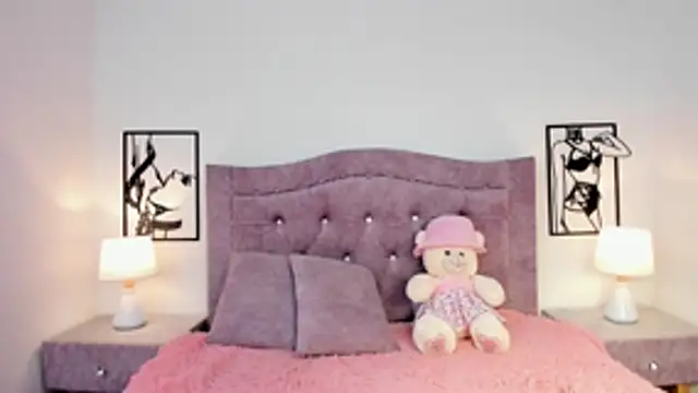 LunaSmitt online show from 12-21-25, 03:46