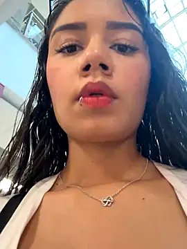 Snapshot of _Luana chatting on 10-28-25, 07:49 Luana online show from 10-28-25, 07:49