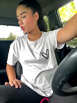 Snapshot of _Luana chatting on 11-05-25, 07:47 Luana online show from 11-05-25, 07:47