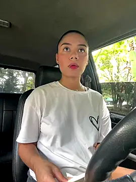 Snapshot of _Luana chatting on 12-15-25, 05:28 Luana online show from 12-15-25, 05:28