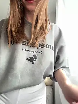 Snapshot of HellPeach chatting on 03-05-25, 12:22 HellPeach online show from 03-05-25, 12:22