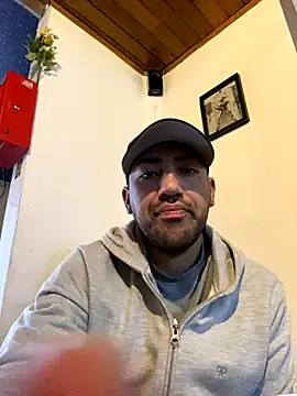 JuanZapata33 online show from 11-12-25, 09:36