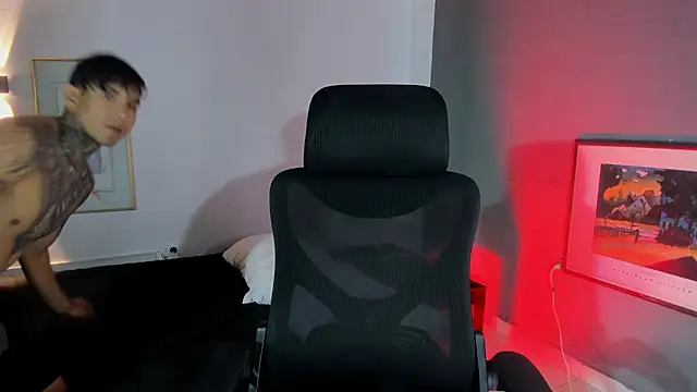 Snapshot of Travistanner_28 chatting on 11-26-25, 02:12 Travistanner 28 online show from 11-26-25, 02:12