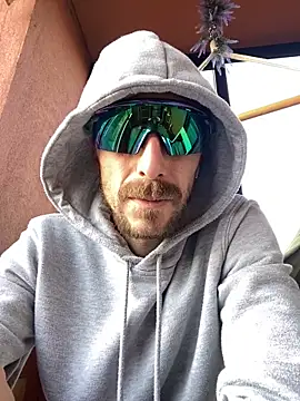 Snapshot of dann1111 chatting on 11-08-25, 02:28 dann1111 online show from 11-08-25, 02:28