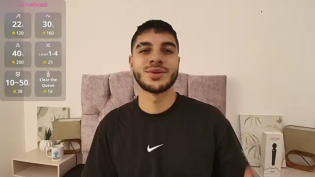 Snapshot of Amadeo_Wild chatting on 10-25-25, 04:13 Amadeo Wild online show from 10-25-25, 04:13