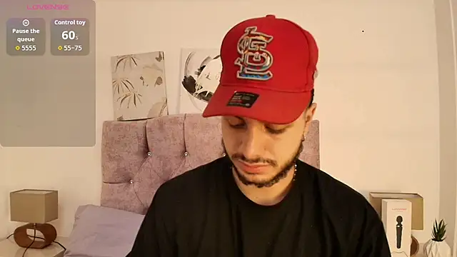 Snapshot of Amadeo_Wild chatting on 12-20-25, 02:57 Amadeo Wild online show from 12-20-25, 02:57