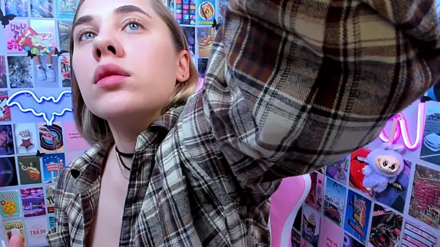 MiaMilas online show from 10-20-25, 04:24