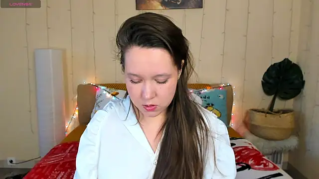 Snapshot of Mira_Karter chatting on 05-15-26, 04:08 Mira Karter online show from 05-15-26, 04:08